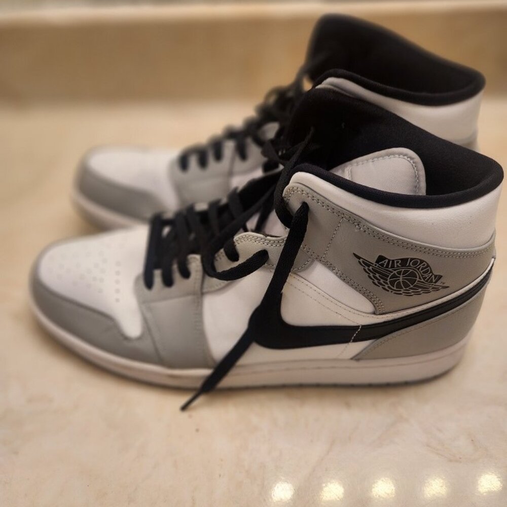 Air Jordan 1 Mid Light Smoke Grey